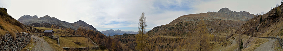 Sul sentiero 250-214 scendendo dal Lago Colombo ai Laghi Gemelli